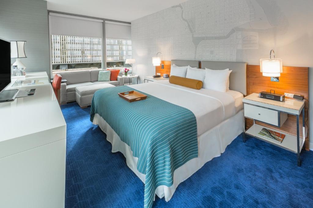 Postel nebo postele na pokoji v ubytování Kinzie Hotel