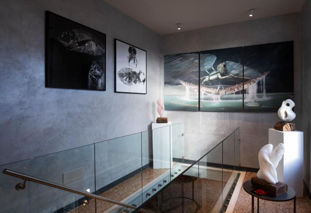 a display case in a museum with art on the wall at Hotel Aquarius Venice - Ascend Collection in Venice