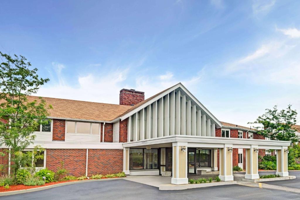 una representación del frente de un edificio en Ramada by Wyndham Seekonk Providence Area, en Seekonk