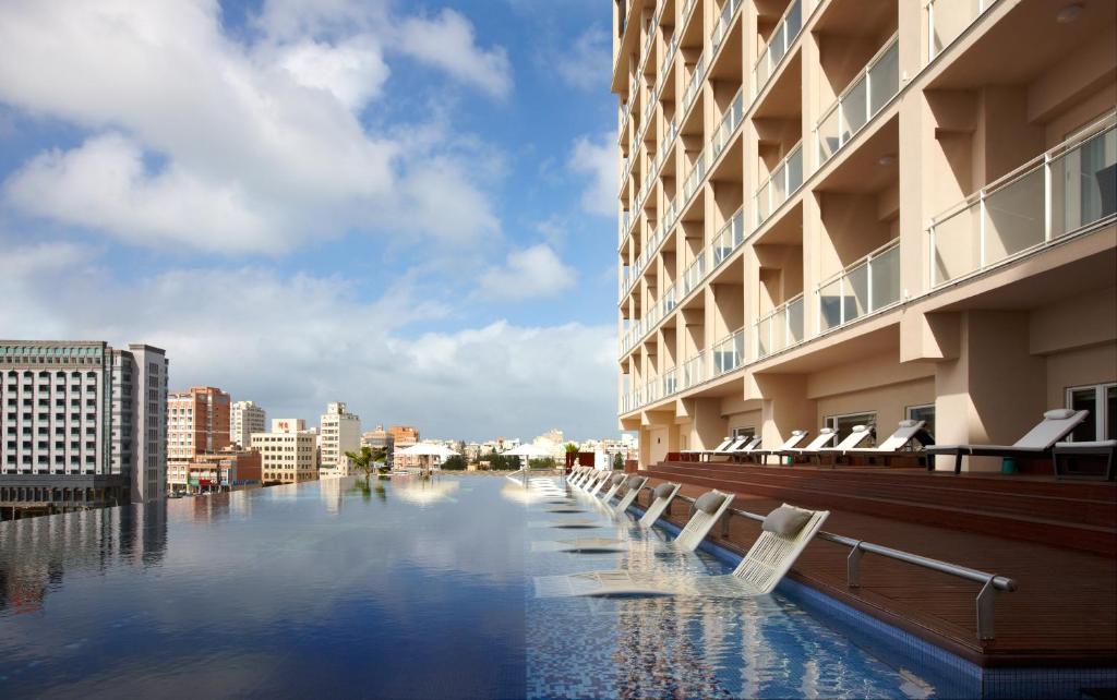 Baseinas apgyvendinimo įstaigoje Four Points By Sheraton Penghu arba netoliese