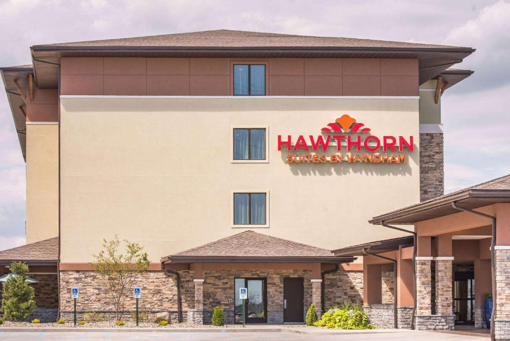 セント・クレアーズビルにあるHawthorn Extended Stay by Wyndham Saint Clairsvilleのア フロント ビュー オブ ア ハンプトン イン