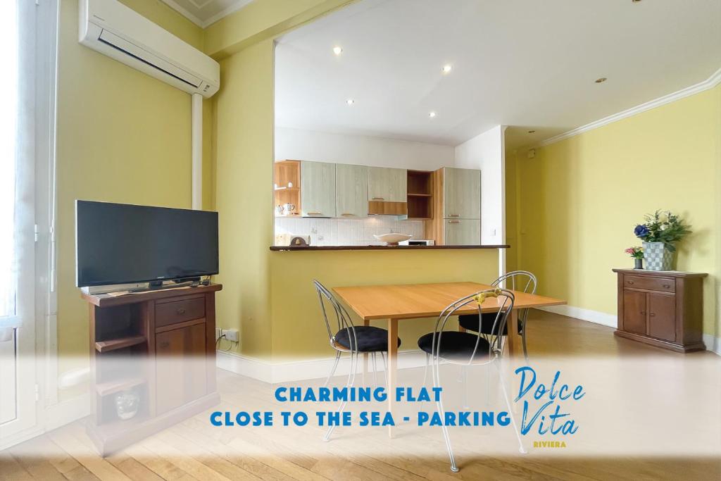 un salon avec une table et une télévision dans l'établissement Grosso 4 Pers WiFi AC Parking, à Nice