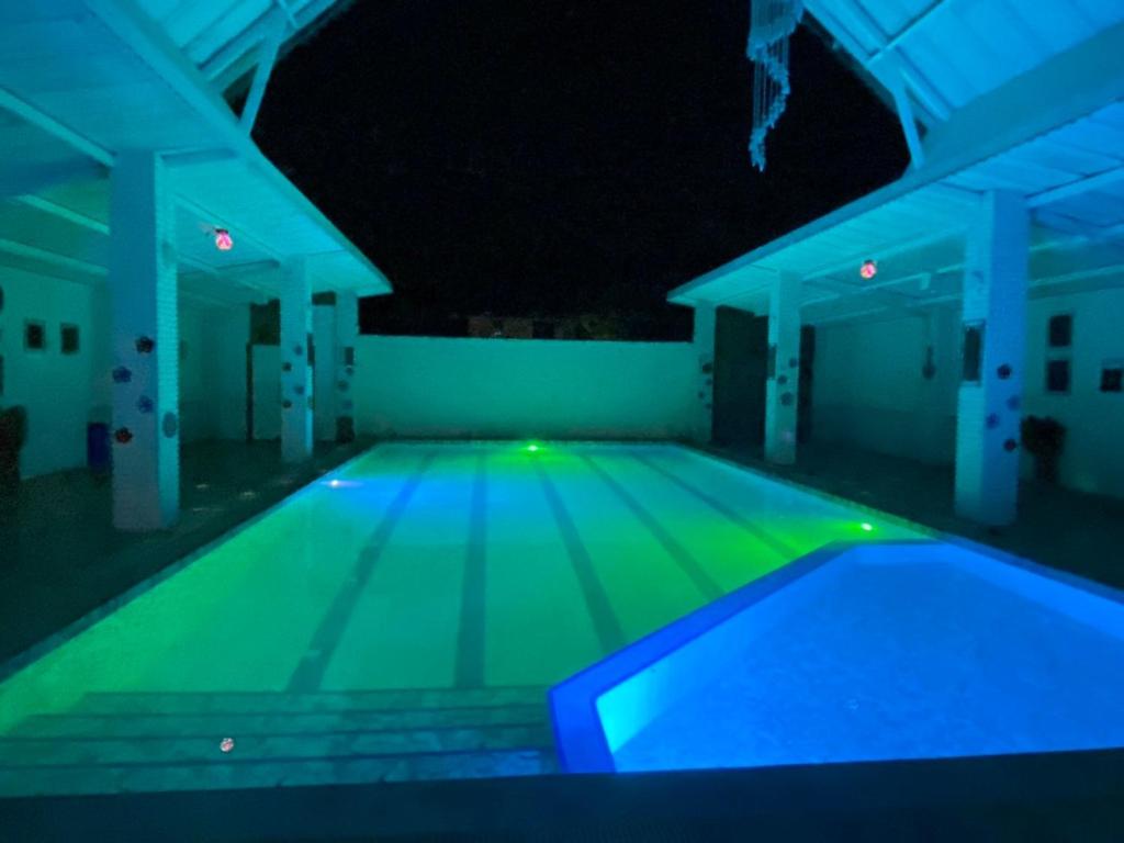 Bazén v ubytování Wara Pool Villa Sam Roi Yot nebo v jeho okolí