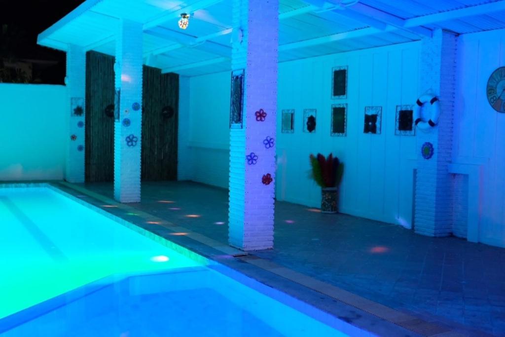 Bazén v ubytování Wara Pool Villa Sam Roi Yot nebo v jeho okolí