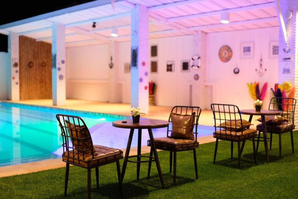Bazén v ubytování Wara Pool Villa Sam Roi Yot nebo v jeho okolí
