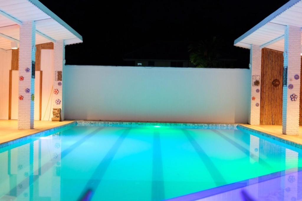 Bazén v ubytování Wara Pool Villa Sam Roi Yot nebo v jeho okolí