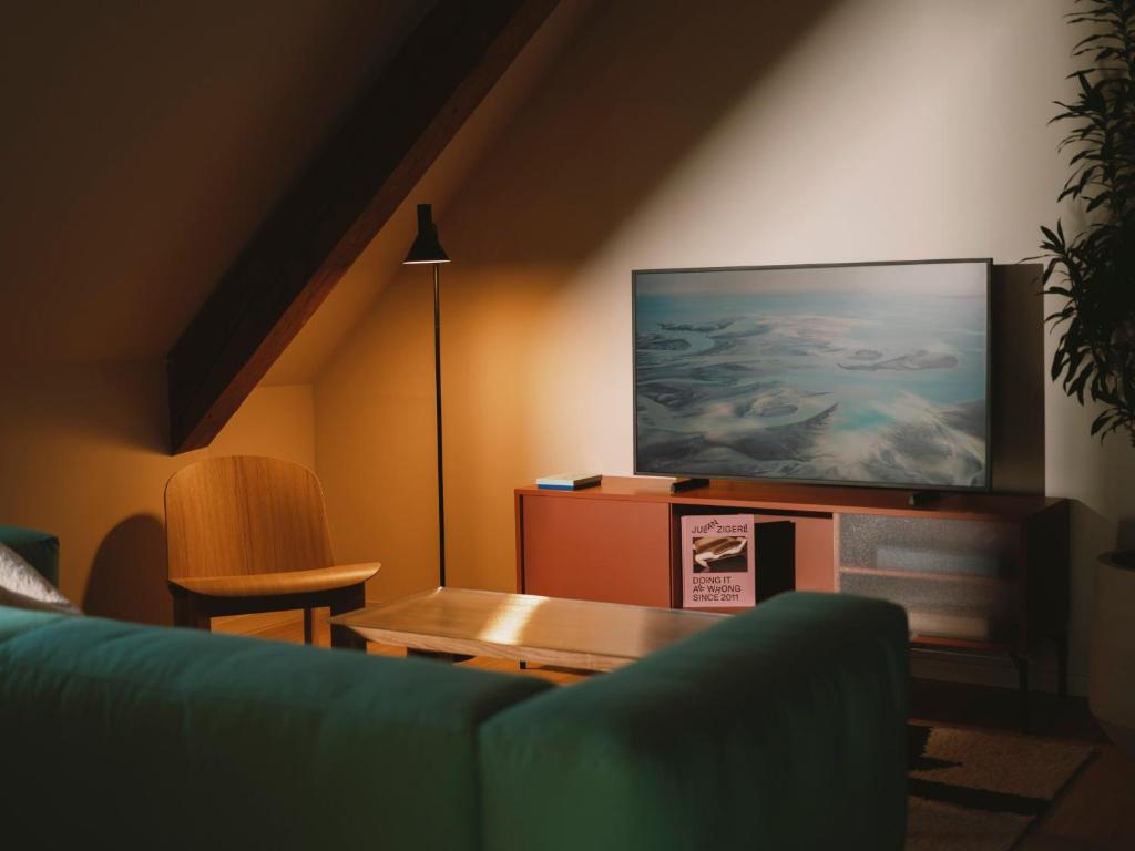 Televiisor ja/või meelelahutuskeskus majutusasutuses Landgasthof Riehen Hotel and Restaurant, Basel