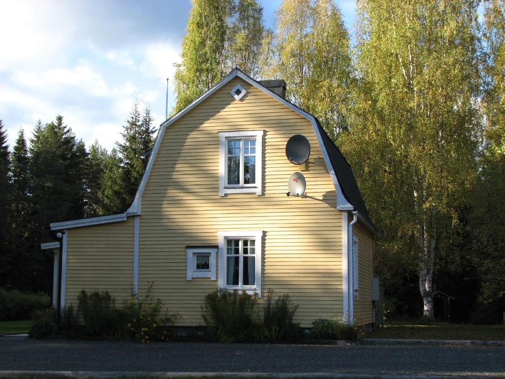 a yellow house with a window on the side of it at Stuga på Brattmon in Sysslebäck