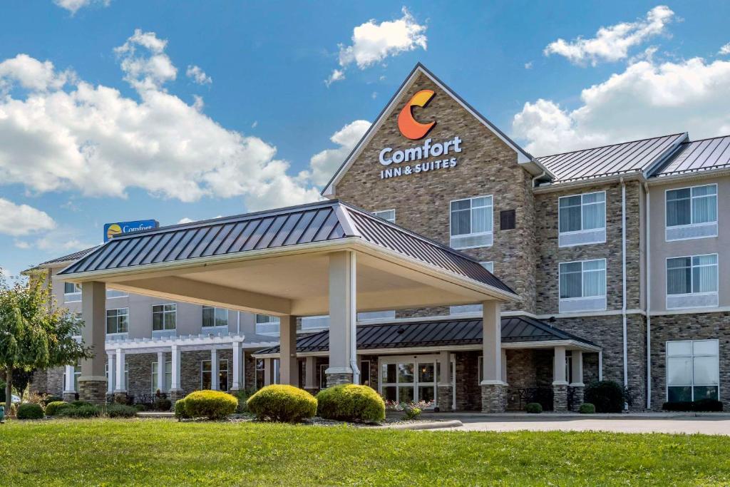 a front view of a hotel with a c comfort inn at Comfort Inn & Suites Dover in Dover