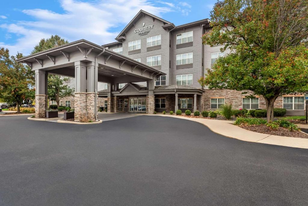 - un accès à l'avant d'un hôtel avec un parking dans l'établissement Country Inn & Suites by Radisson, Portage, IN, à Portage
