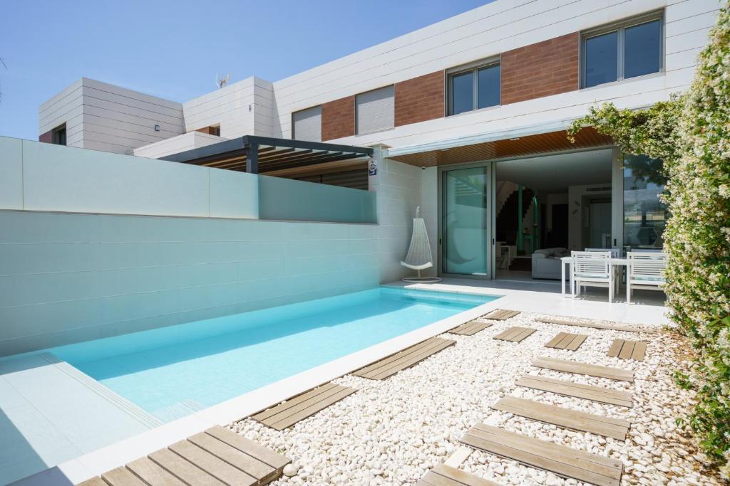 una piscina en el patio trasero de una casa en Torre Blanca, en Palma de Mallorca