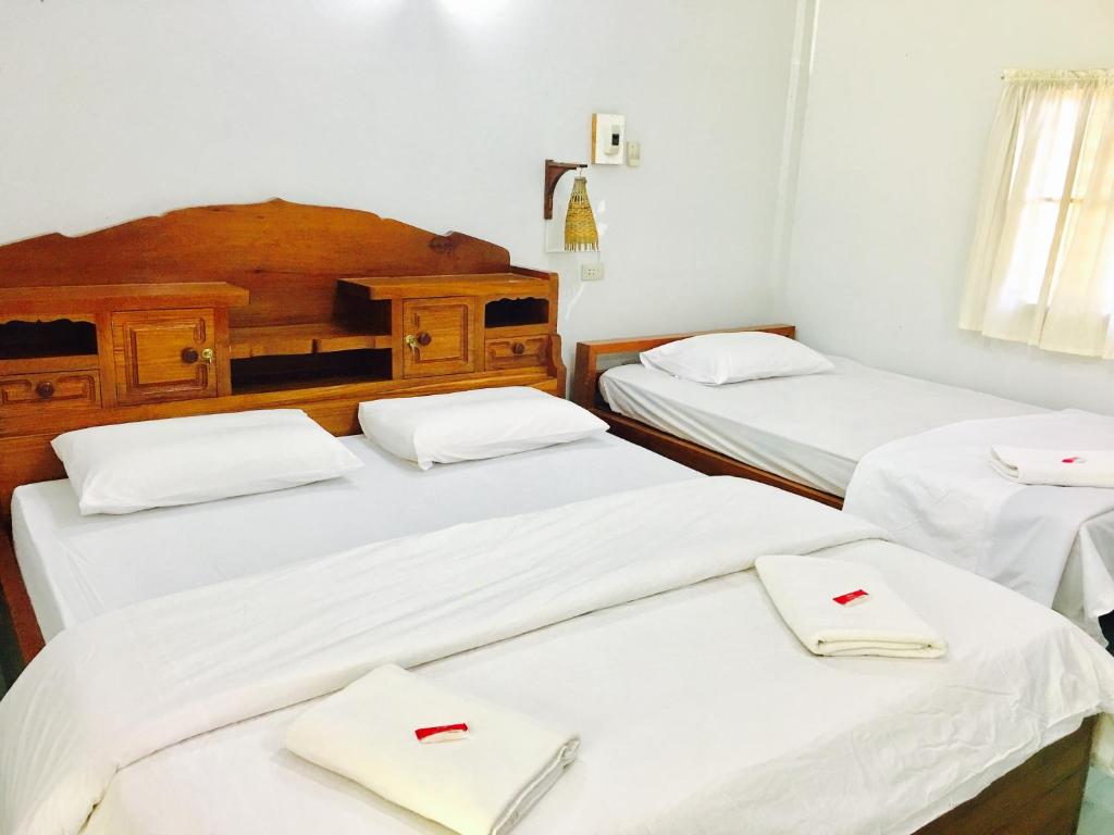 Postel nebo postele na pokoji v ubytování The Creek Garden Resort Huainamrin เดอะ ครีก การ์เด้น รีสอร์ท ห้วยน้าริน
