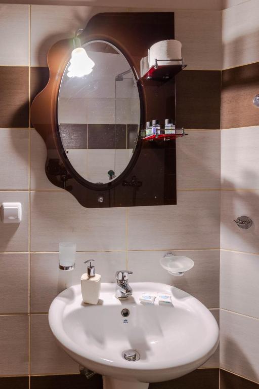 Koupelna v ubytování Scala Hotel