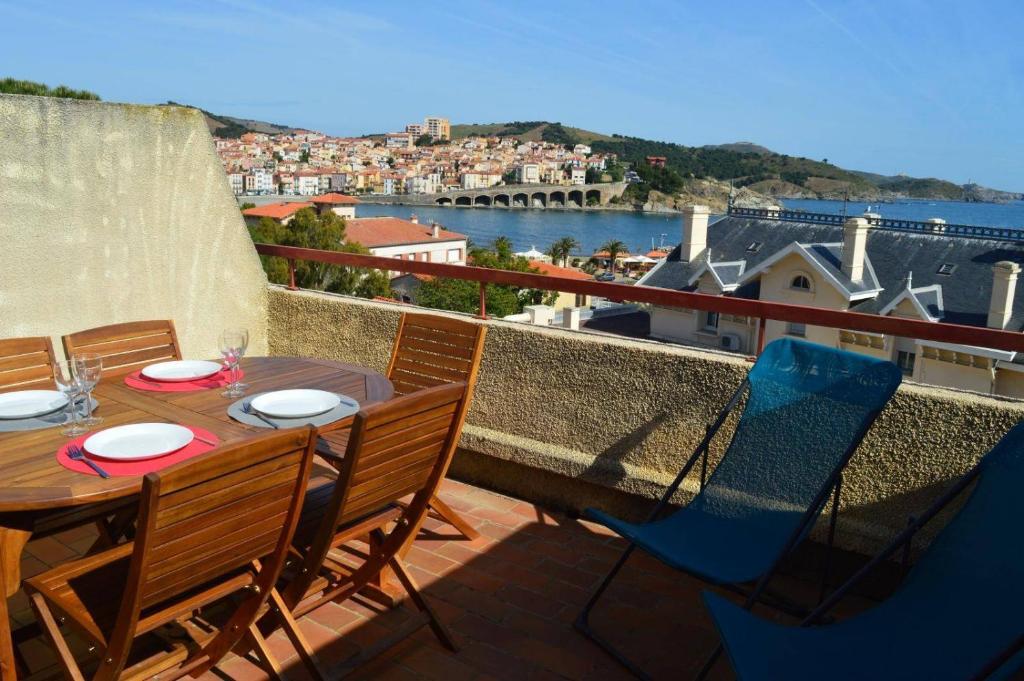 une table et des chaises sur un balcon avec vue dans l'établissement Appart studio cabine 4 couchages BANYULS SUR MER BN280-A67, à Banyuls-sur-Mer