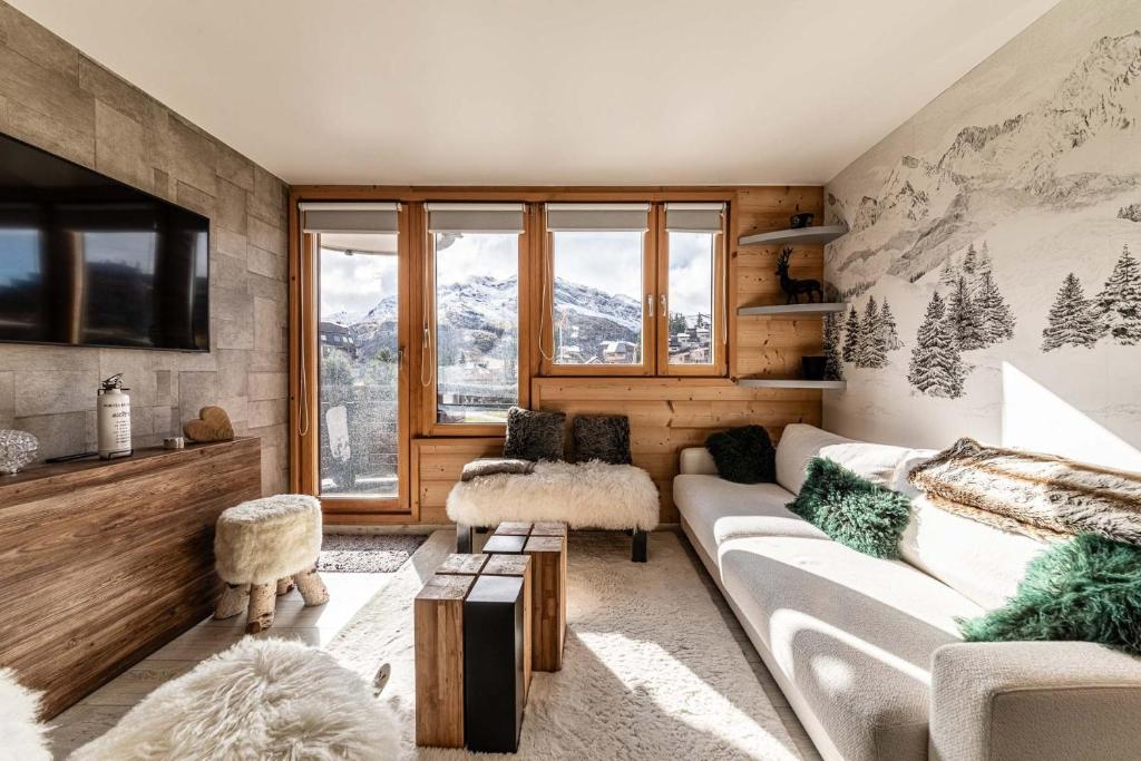 un salon avec un canapé et une télévision dans l'établissement Les Cimes - Immodreams - Avoriaz, à Avoriaz