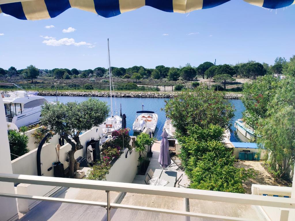 - une vue depuis le balcon d'un bateau dans un port de plaisance dans l'établissement Marina Maëva Privé, au Grau-du-Roi