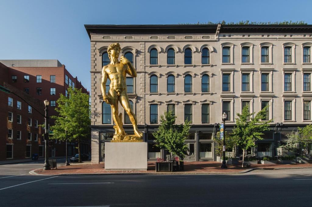 una statua di bronzo di fronte a un edificio di 21c Museum Hotel Louisville a Louisville