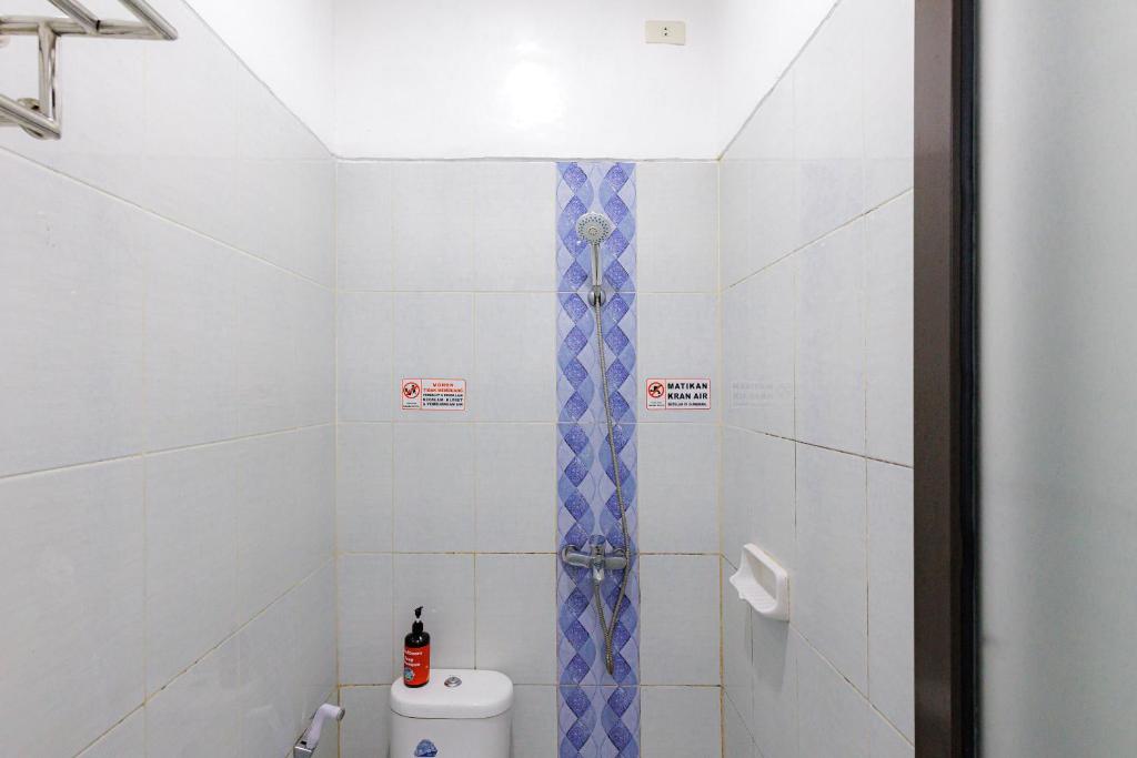 Koupelna v ubytování RedDoorz Syariah near Transmart Lampung