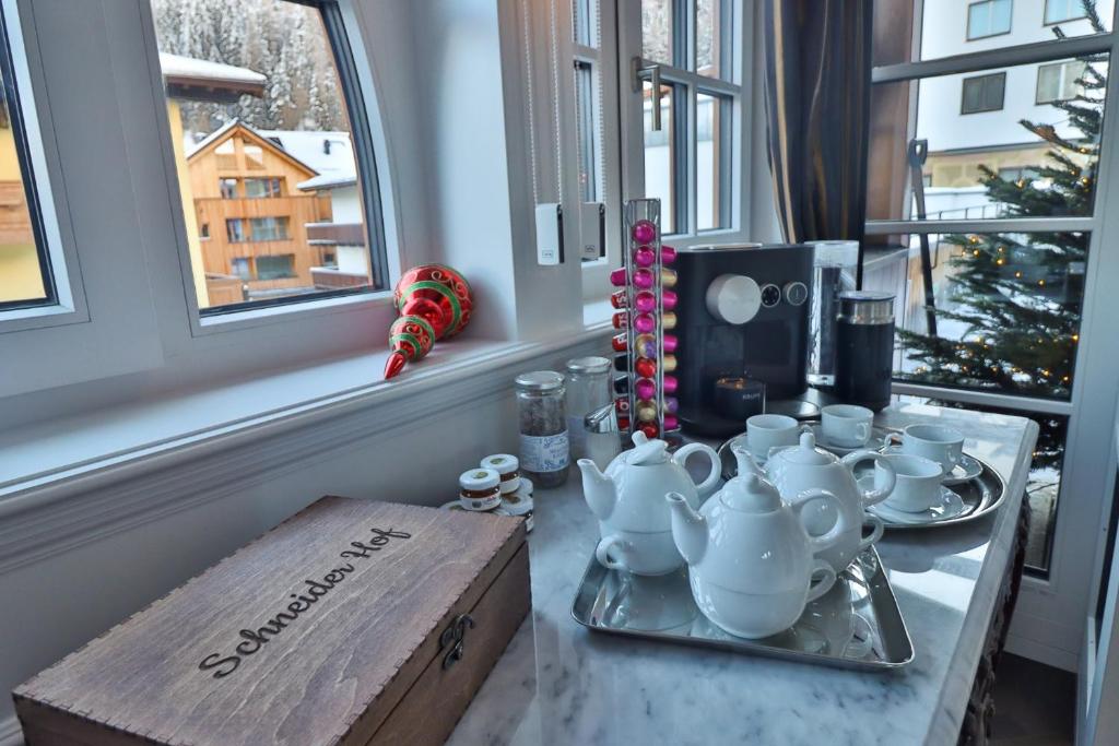 Příslušenství pro přípravu čaje a kávy v ubytování Schneider Hof Boutique-Hotel Garni Superior