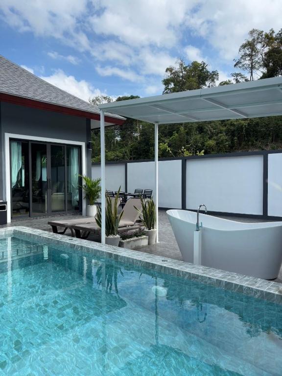 Bazén v ubytování The M Millions Pool Villa, Aonang Krabi -Free Shuttle to Aonang Beach nebo v jeho okolí