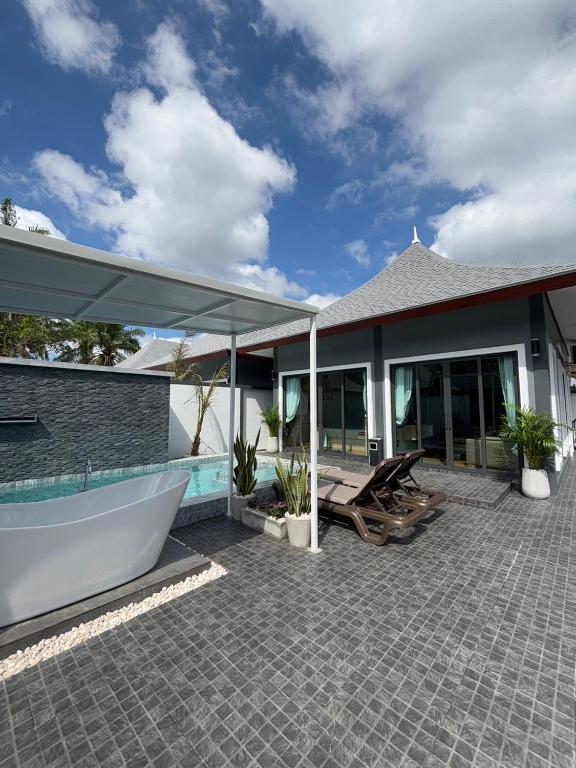 Bazén v ubytování The M Millions Pool Villa, Aonang Krabi -Free Shuttle to Aonang Beach nebo v jeho okolí