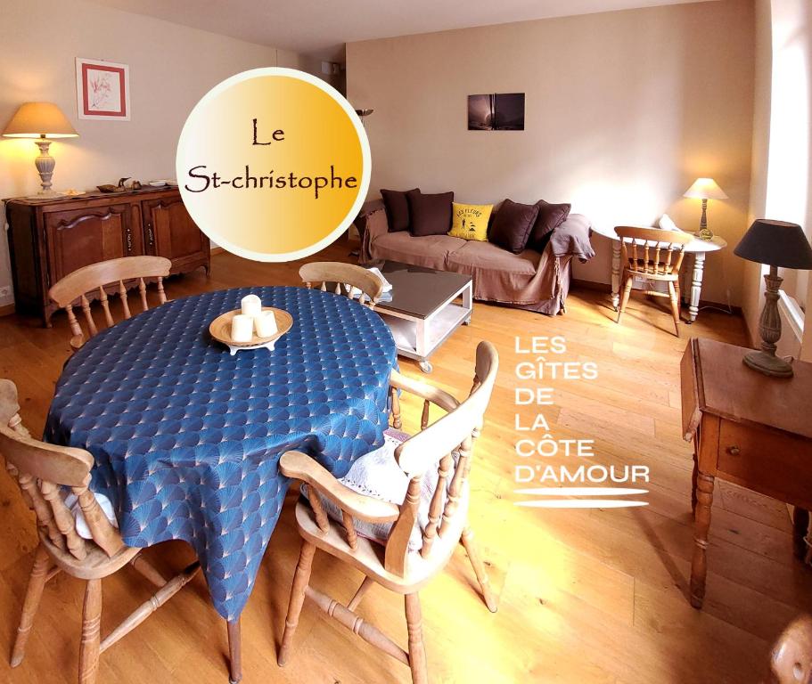 un salon avec une table bleue et des chaises dans l'établissement Le Saint-Christophe - Les Gîtes de la Côte d'Amour, au Croisic