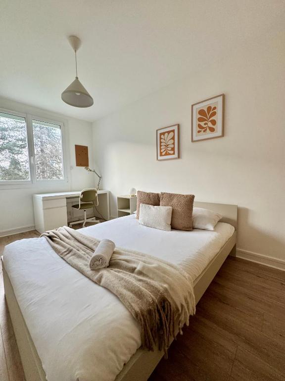 une chambre avec un grand lit dans une pièce dans l'établissement Le Winston Churchill, Rennes Ouest, à Rennes