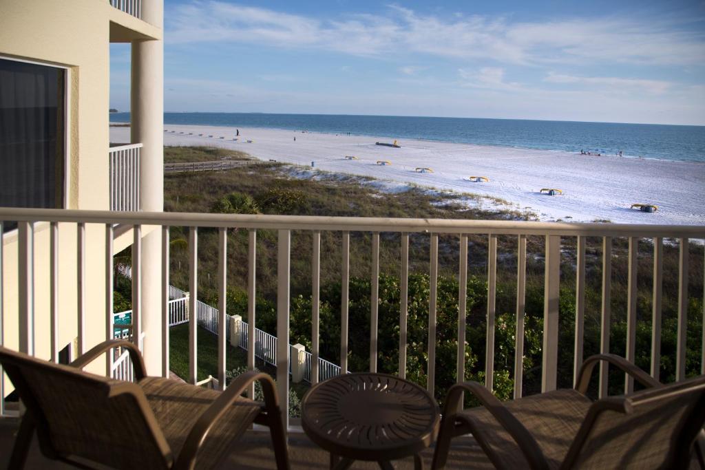 Sunset Vistas Two Bedroom Beachfront Suites - 两居室套房，阳台海湾前景