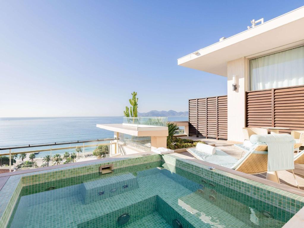 a swimming pool with a view of the ocean at Mondrian Cannes in Cannes