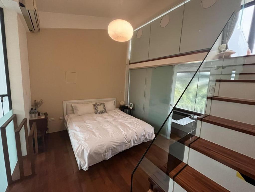 Postel nebo postele na pokoji v ubytování 礁溪好好沐溫泉MoonVilla具電動車充電樁