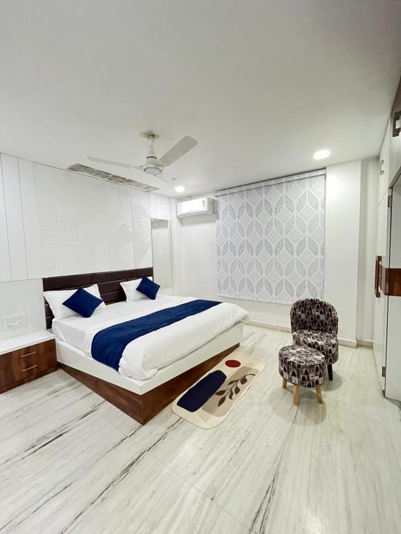 Postel nebo postele na pokoji v ubytování The Sunset view Villa I A Luxury boutique with elite swimming pool 5BHK I just 2km from Shreenathji Temple 966o9o1oo6