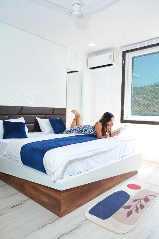 Postel nebo postele na pokoji v ubytování The Sunset view Villa I A Luxury boutique with elite swimming pool 5BHK I just 2km from Shreenathji Temple 966o9o1oo6