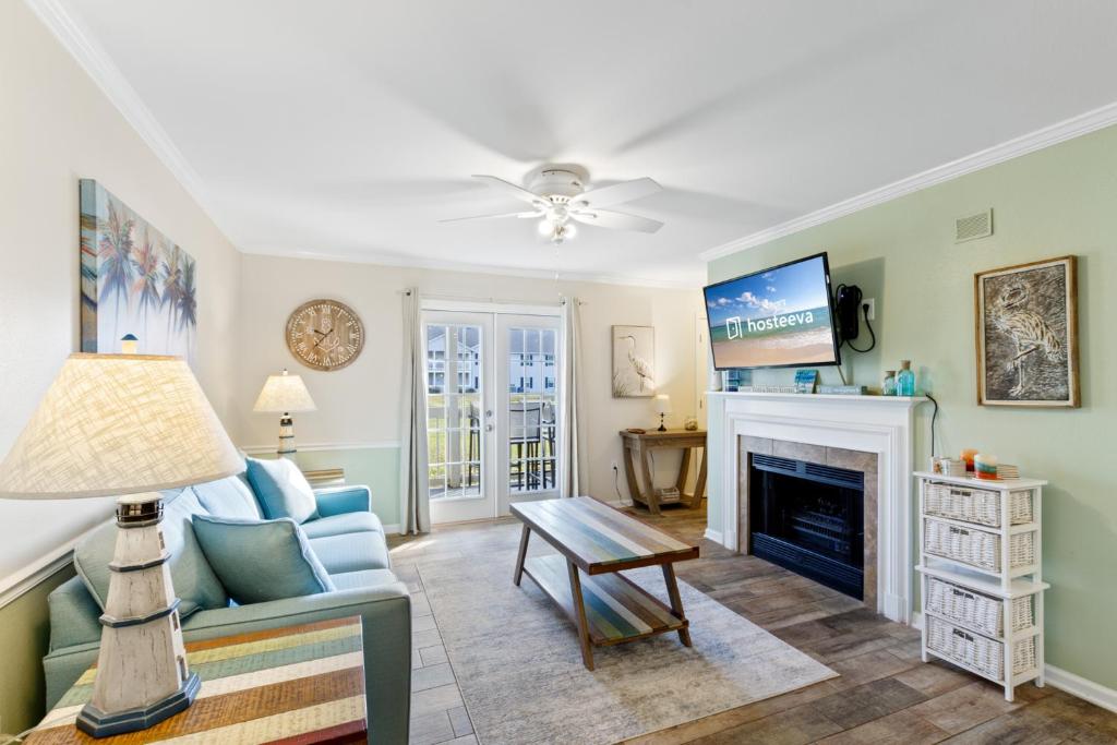 un salon avec un canapé et une cheminée dans l'établissement Colony Club H6, à Gulf Shores