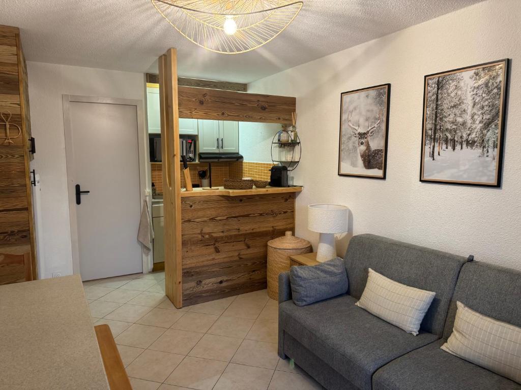 un salon avec un canapé et une cuisine dans l'établissement Studio 4 personnes rénové La Rosière, à La Rosière