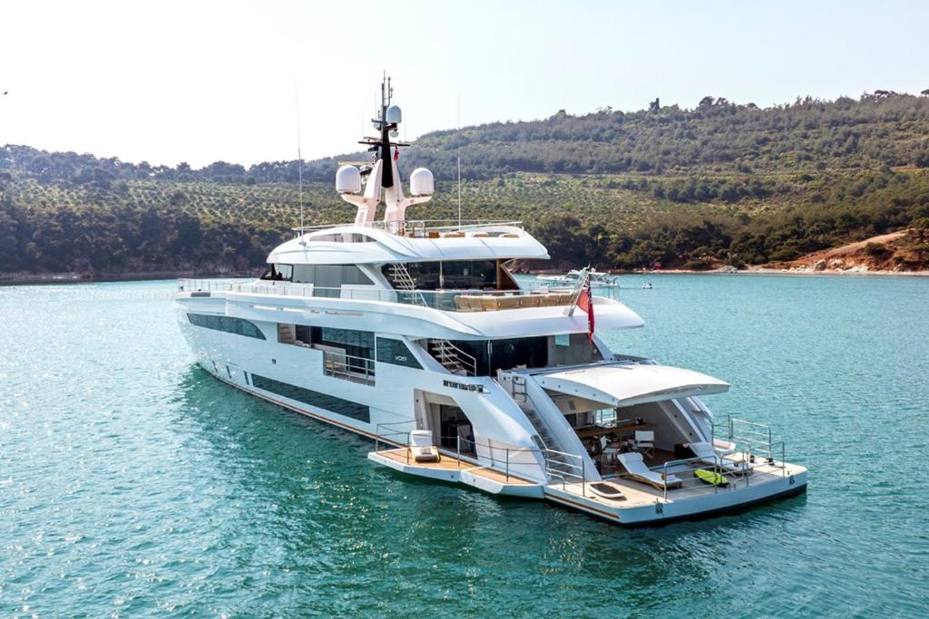 Eine große Yacht liegt im Wasser. in der Unterkunft Albaker Tour VIP Yacht in Istanbul