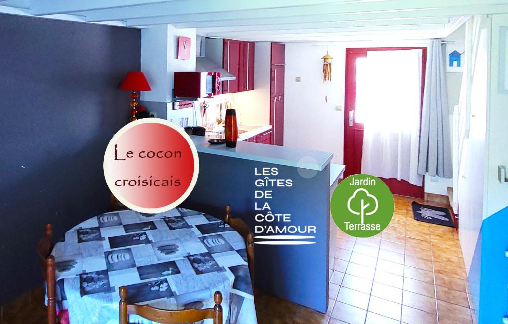 une chambre avec un lit dans une chambre avec un panneau dans l'établissement Le Cocon Croisicais - Les Gîtes de la Côte d'Amour, au Croisic