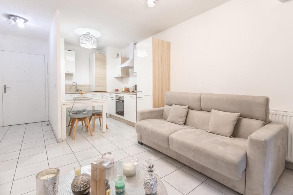 un salon avec un canapé et une cuisine dans l'établissement Le cocon du Lancier, à Marseille