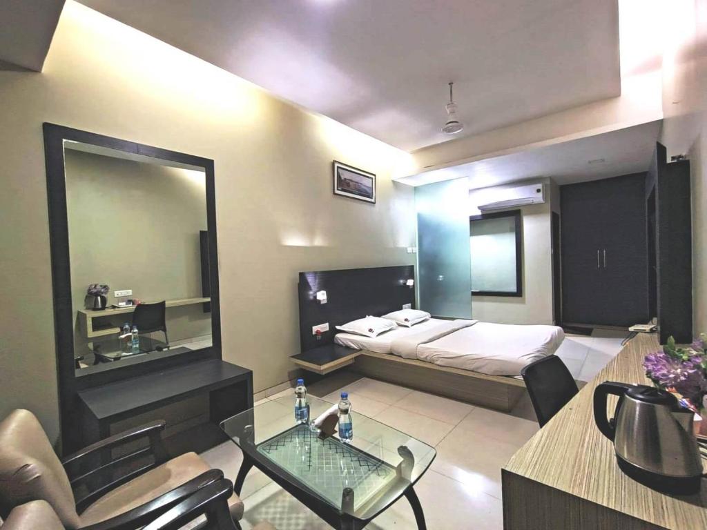 Postel nebo postele na pokoji v ubytování VITS Select Grand Inn, Ratnagiri