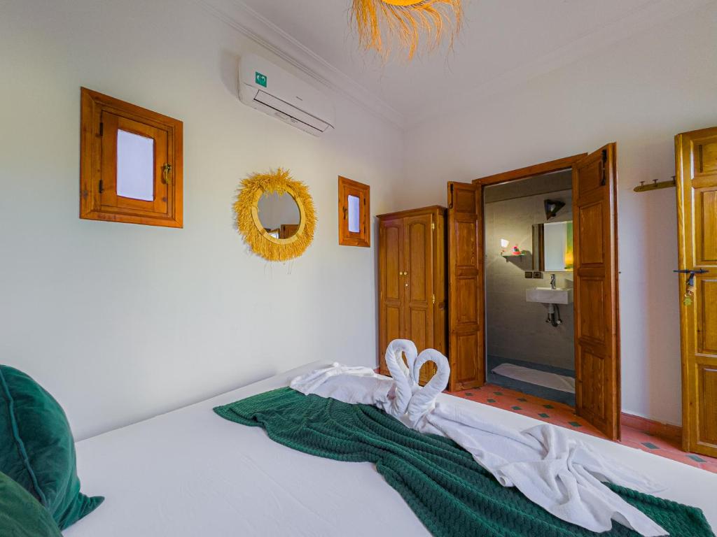 Postel nebo postele na pokoji v ubytování Riad L'Orchidée Suites & Spa