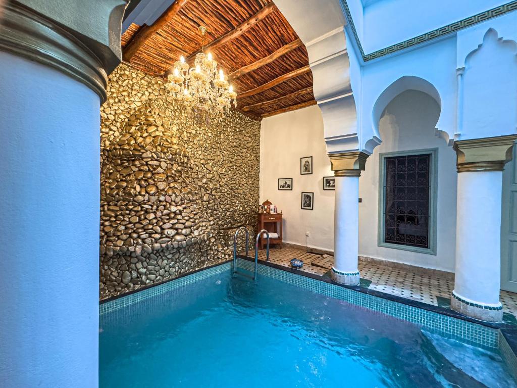 Bazén v ubytování Riad L'Orchidée Suites & Spa nebo v jeho okolí