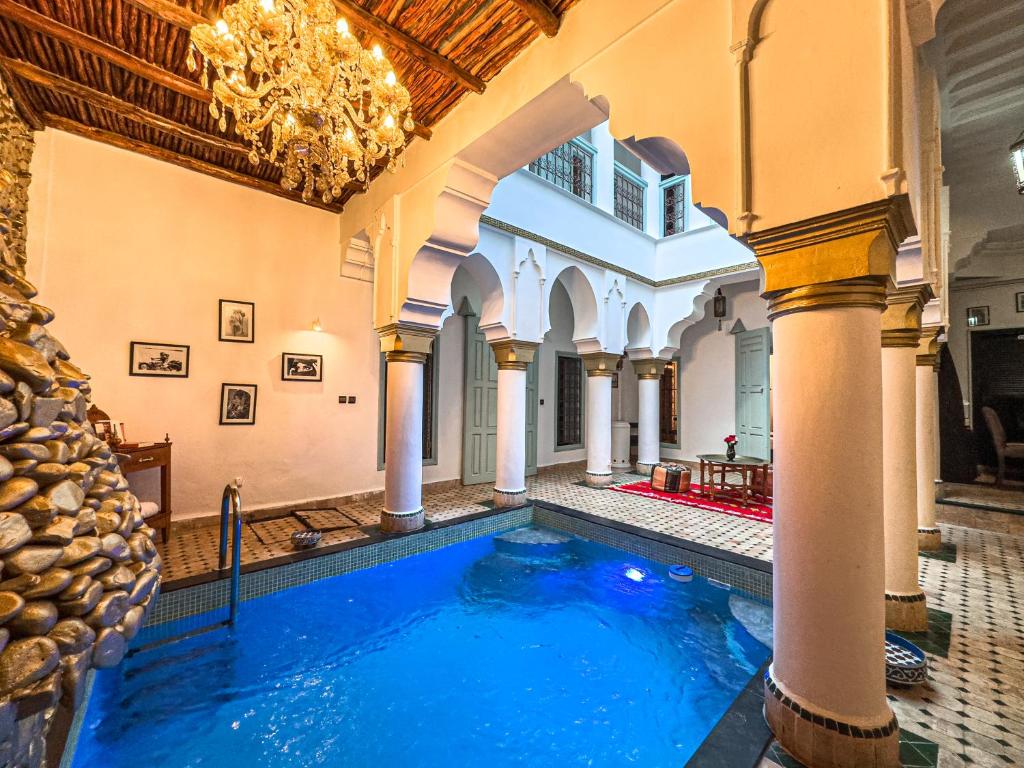 Bazén v ubytování Riad L'Orchidée Suites & Spa nebo v jeho okolí