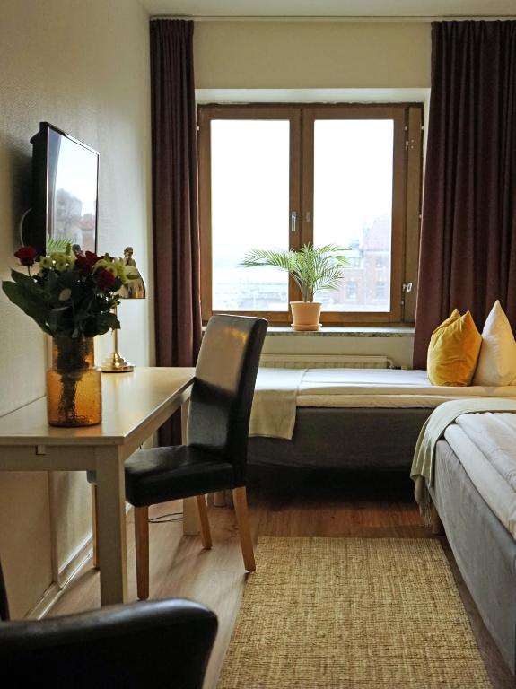 Postel nebo postele na pokoji v ubytování Hotel Lysekil