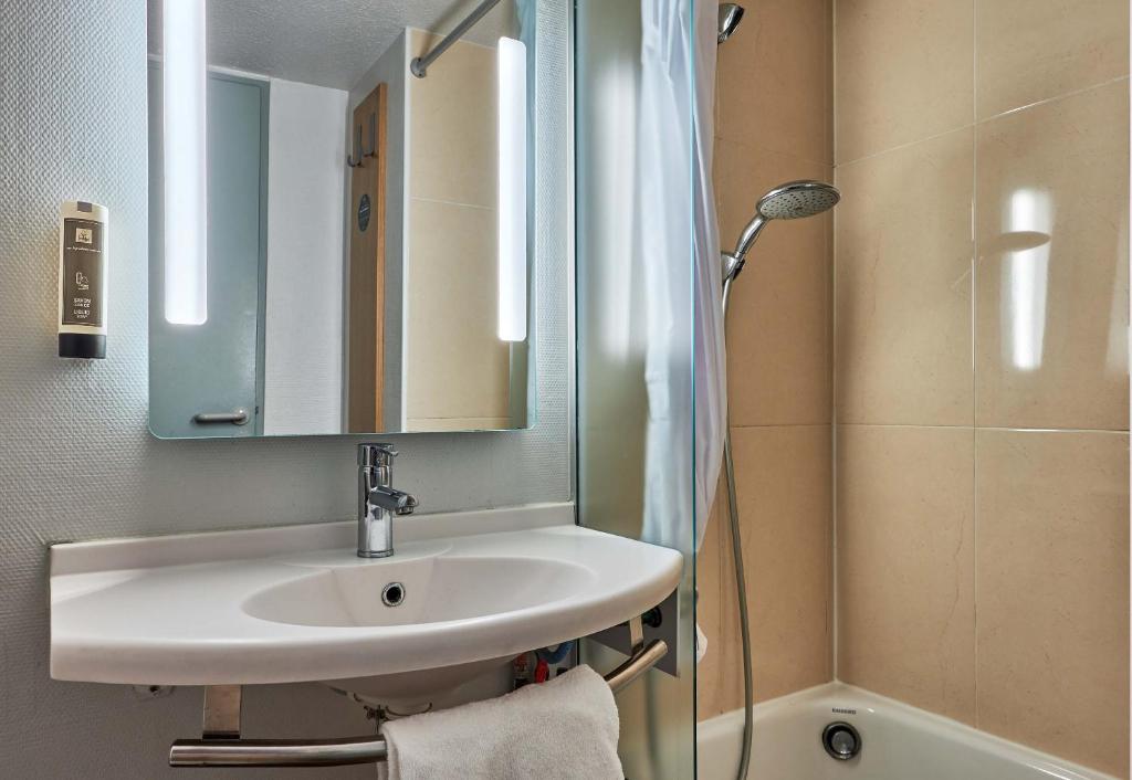 Koupelna v ubytování B&B HOTEL CAEN Sud