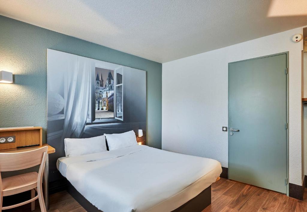 Postel nebo postele na pokoji v ubytování B&B HOTEL CAEN Sud