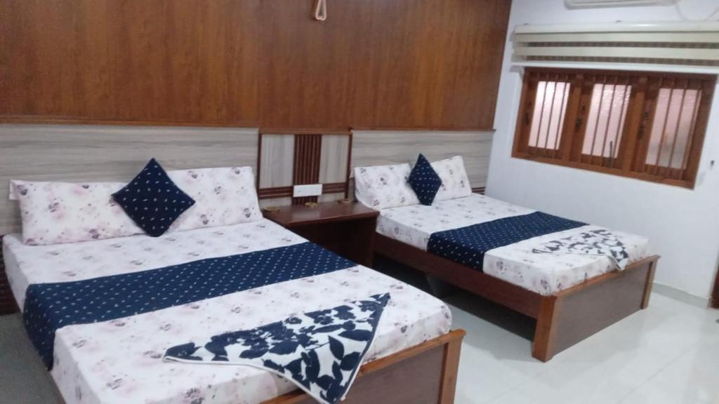 Postel nebo postele na pokoji v ubytování Hotel SU kataragama