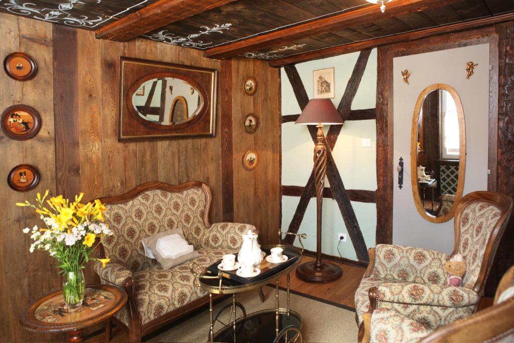 Hotel Gîte le Romantique, a living room with a couch and two chairs and a table at Gîte le Romantique in Colmar