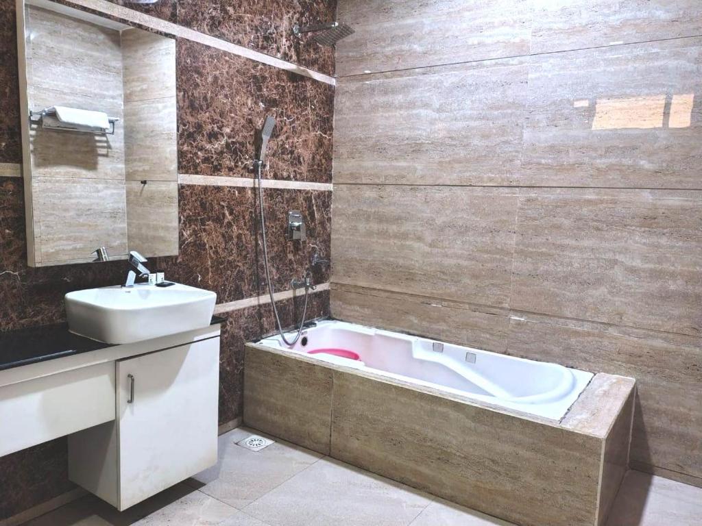 Koupelna v ubytování VITS Select Grand Inn, Ratnagiri