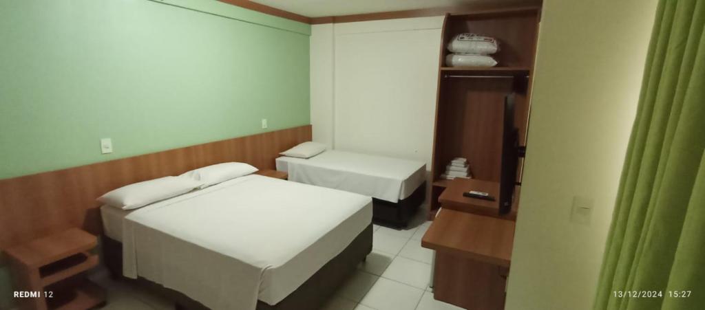 Habitación pequeña con 2 camas y armario en Apartamento Golden Dolphin-1022, en Caldas Novas