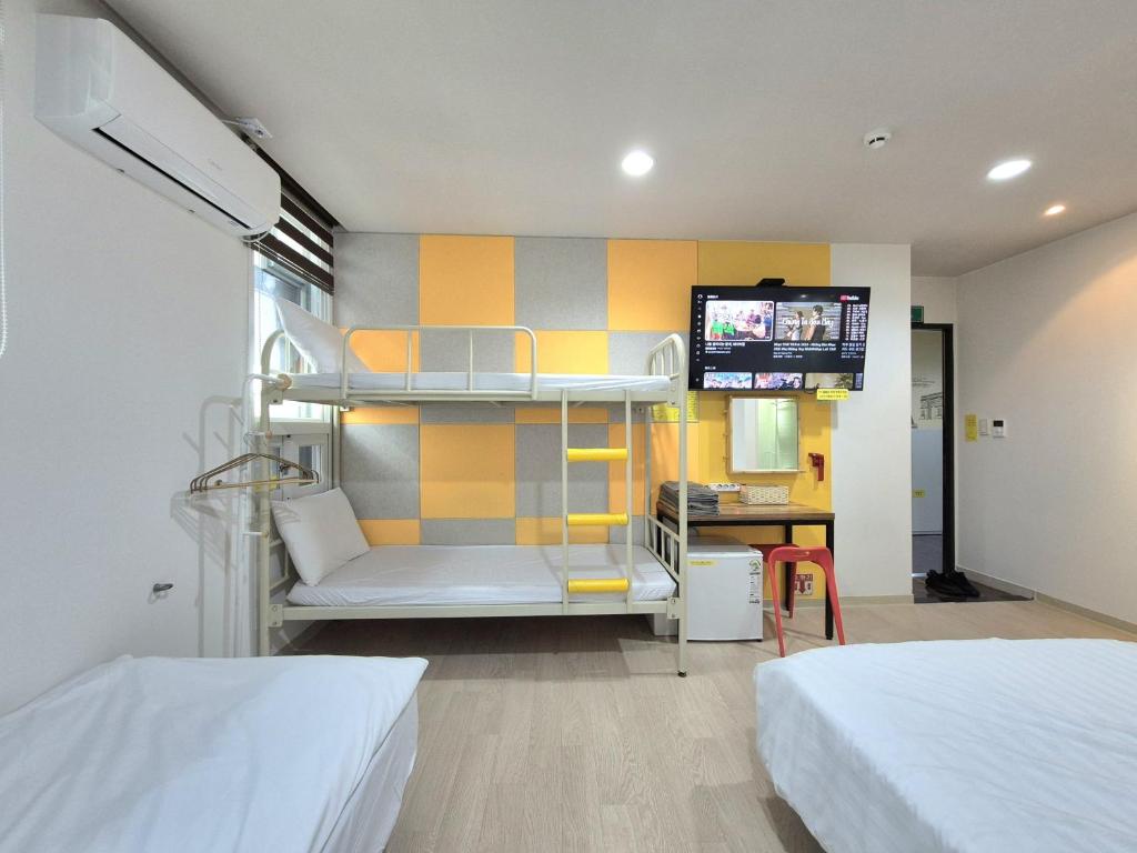 Cama ou camas em um quarto em Hostel Tommy Renewal 2025