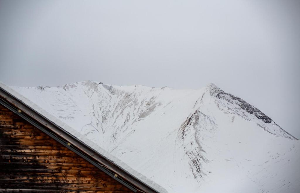 Nespecifikovaný výhled na hory nebo výhled na hory při pohledu z hotelu